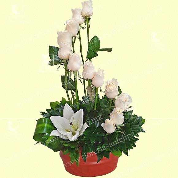 Arreglo Estela De Amor Con Rosas Blancas